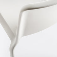 Détail du dossier monobloc de la chaise Snow