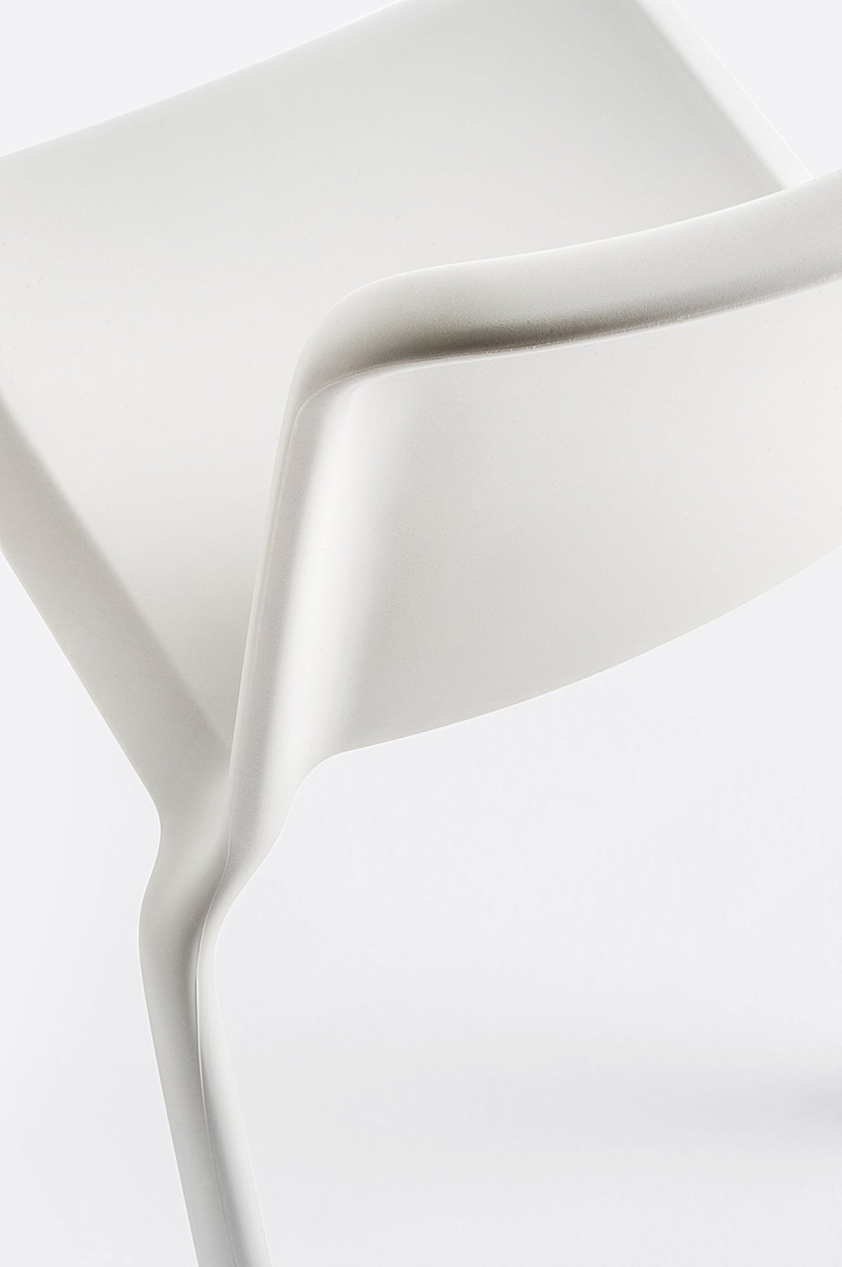 Détail du dossier monobloc de la chaise Snow