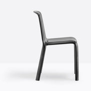 Chaise Snow noire vue de profil