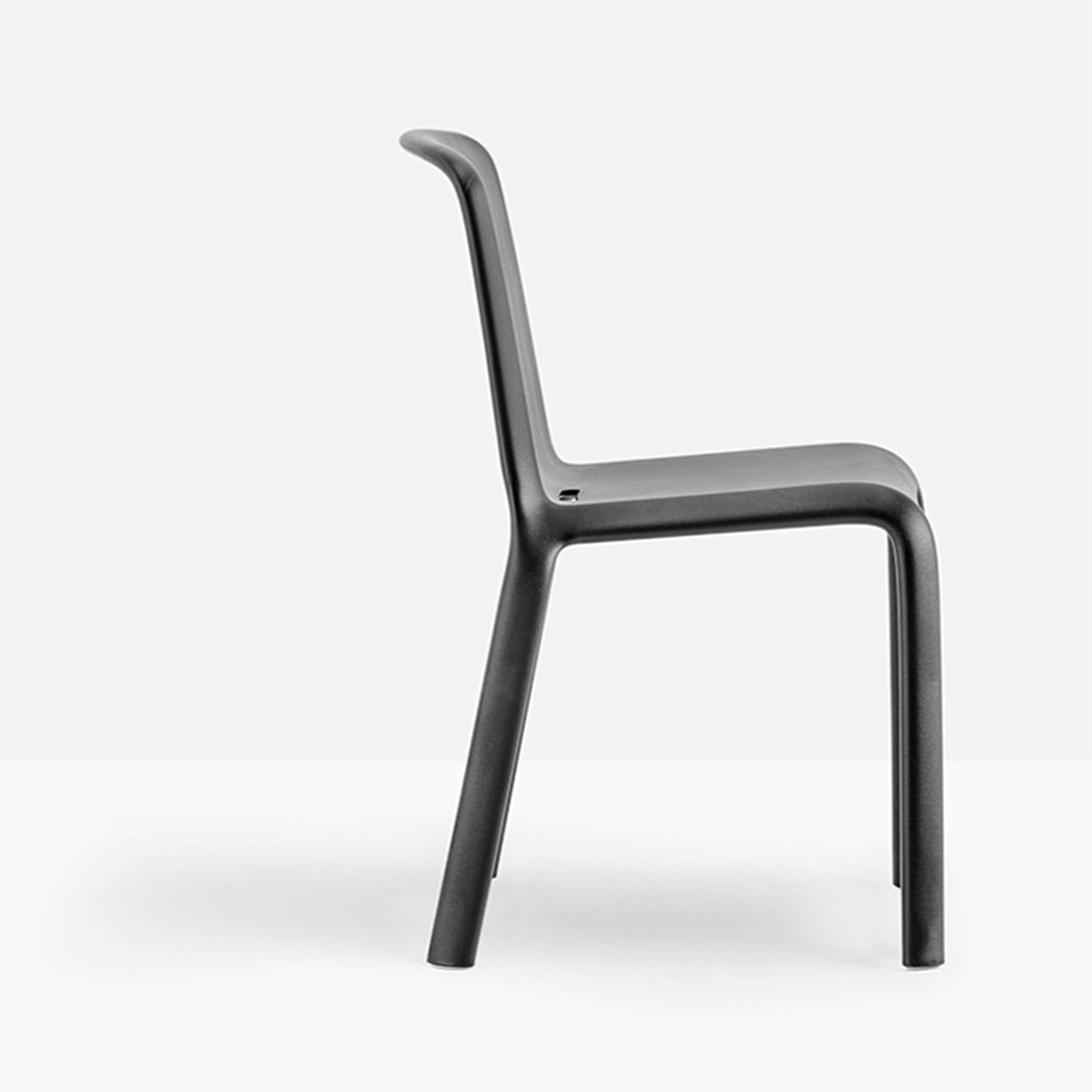 Chaise Snow noire vue de profil