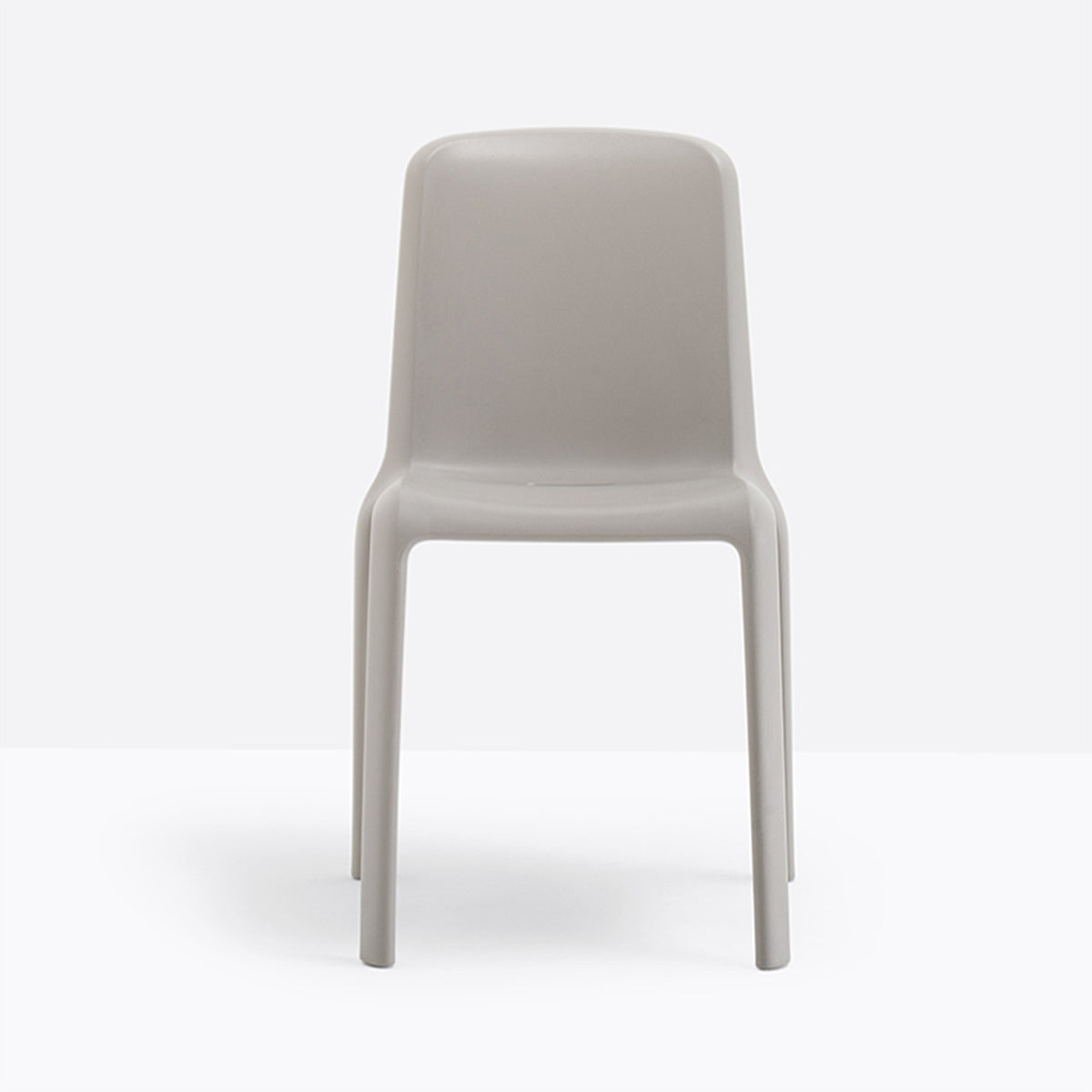 Chaise Snow beige vue de trois quarts