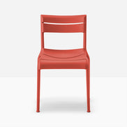 Chaise Souvenir rouge vue de profil