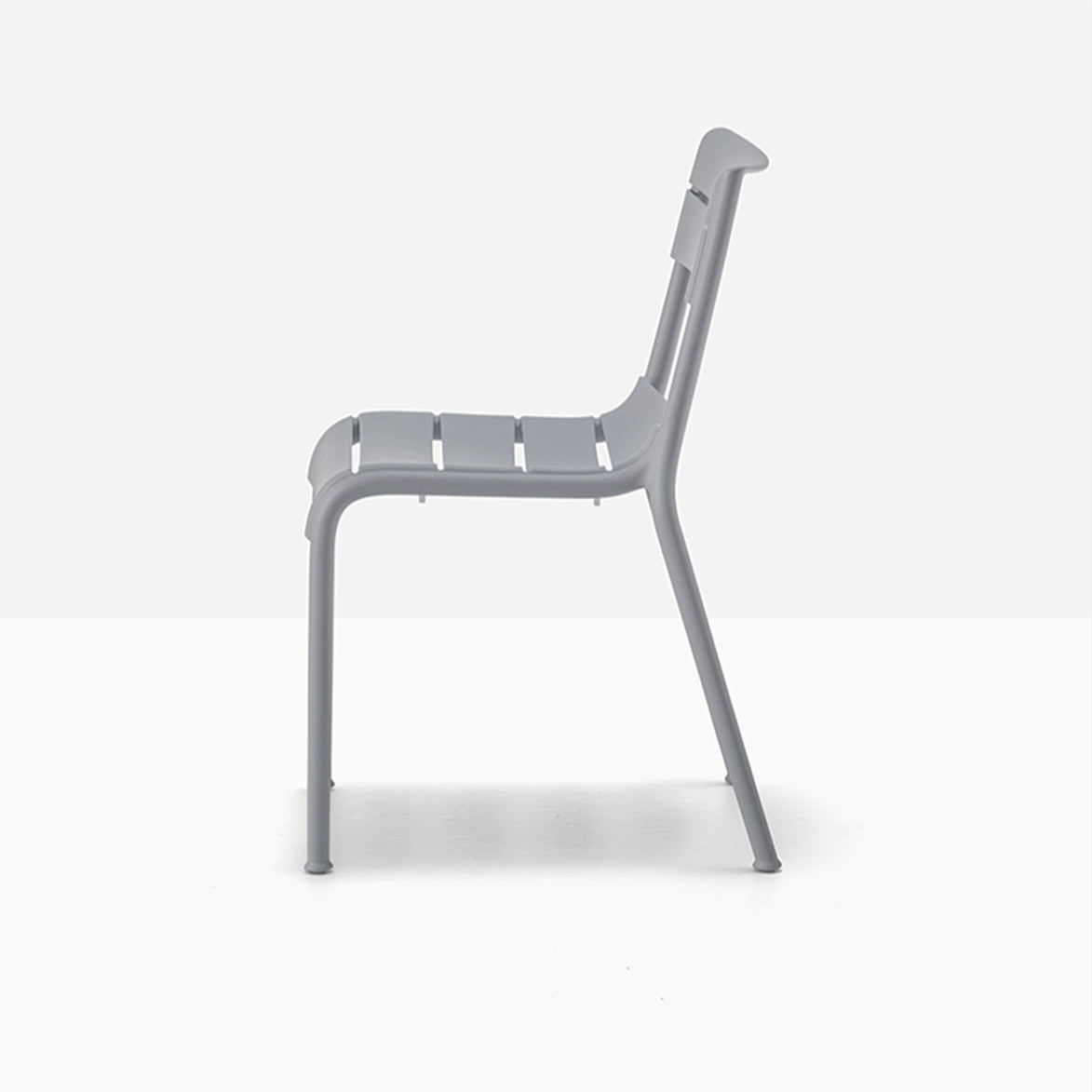 Chaise Souvenir gris clair vue de profil