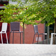 Chaises Tatami blanches et marron en terrasse