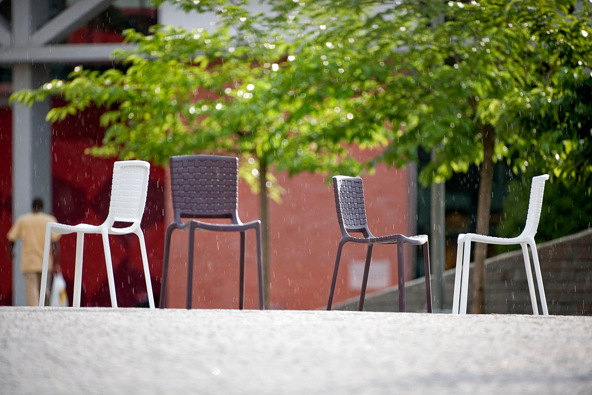 Chaises Tatami blanches et marron en terrasse