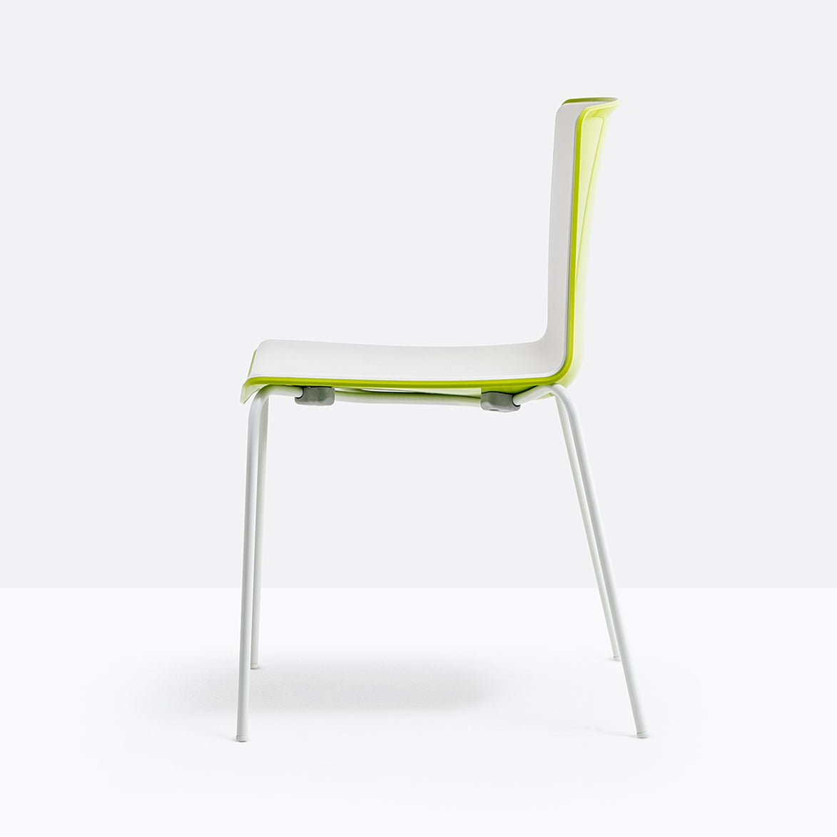 Chaise Tweet blanc et vert anis vue de profil