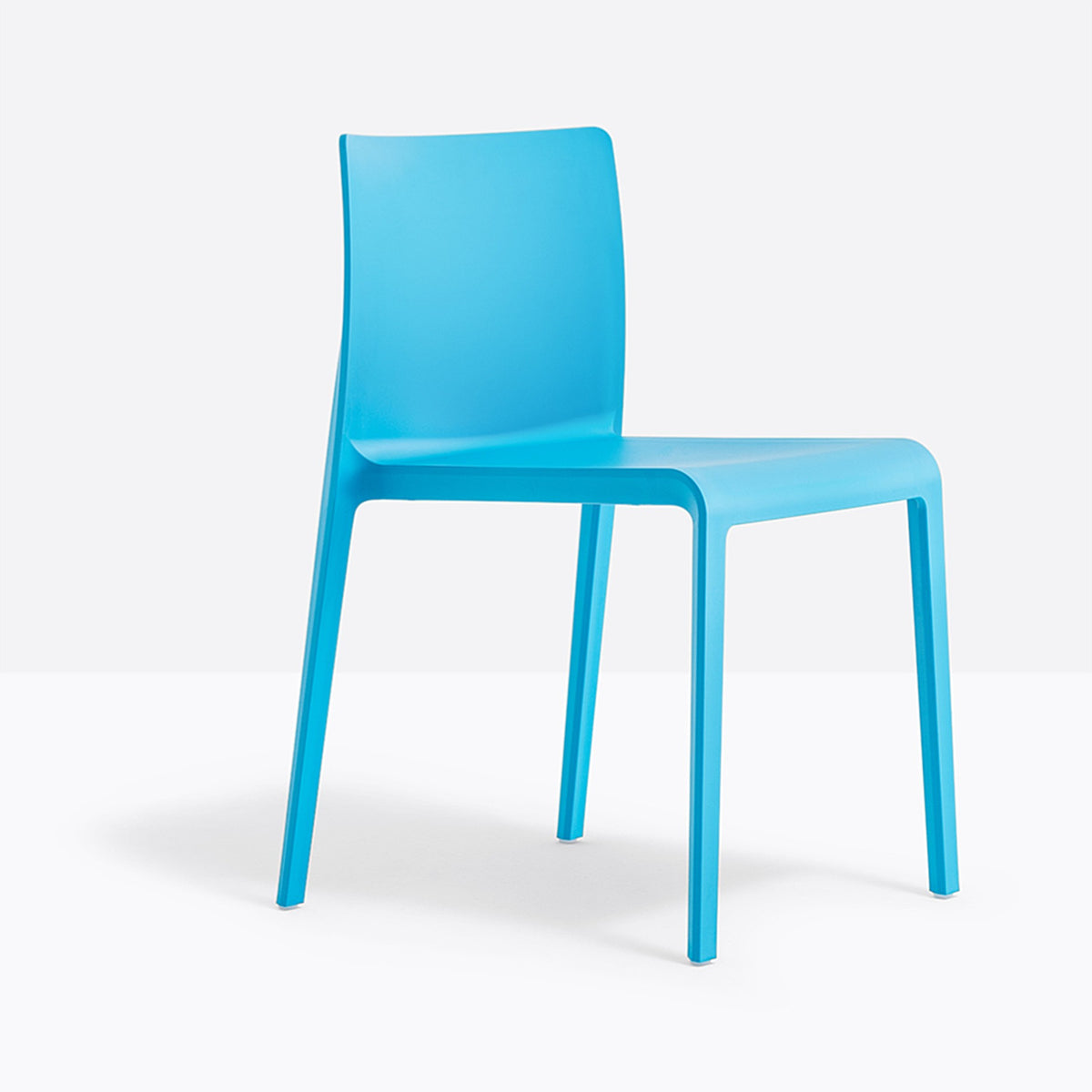 Chaise Volt bleu ciel vue de trois quarts