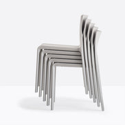 Chaises Volt beiges empilées