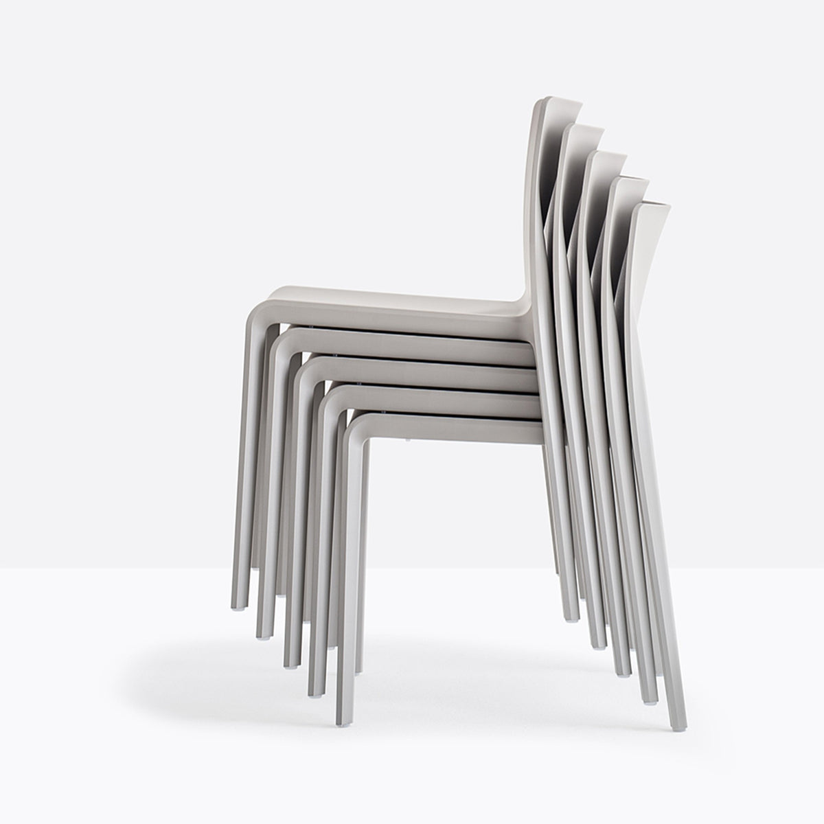 Chaises Volt beiges empilées