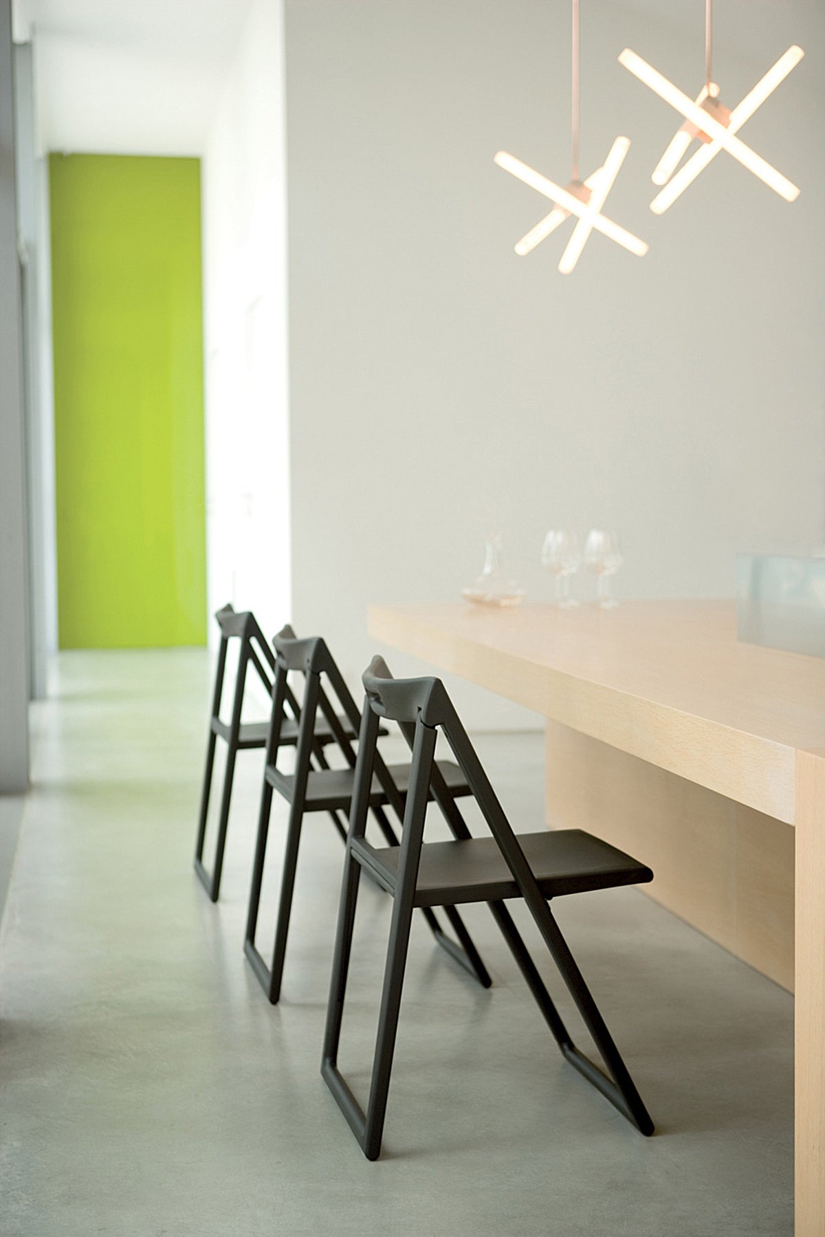 Chaises pliantes Enjoy noires autour d'une table