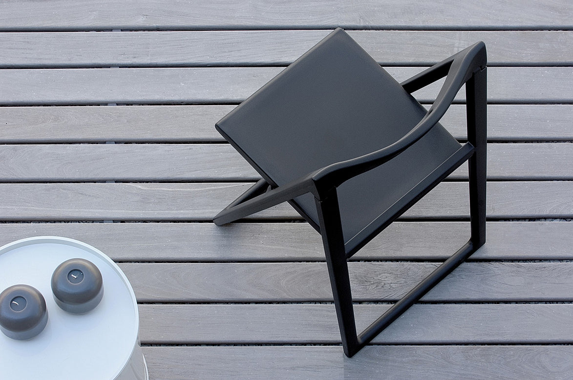 Chaise pliante Enjoy noire en terrasse