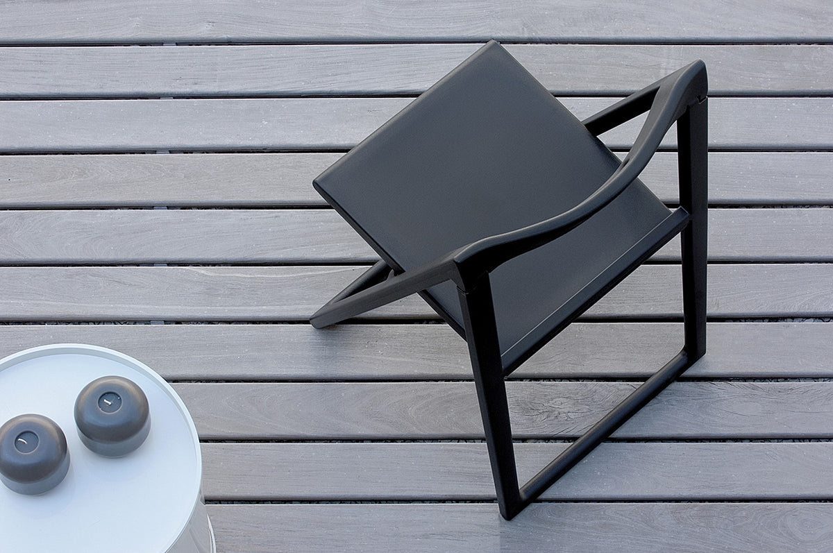 Chaise pliante Enjoy noire en terrasse
