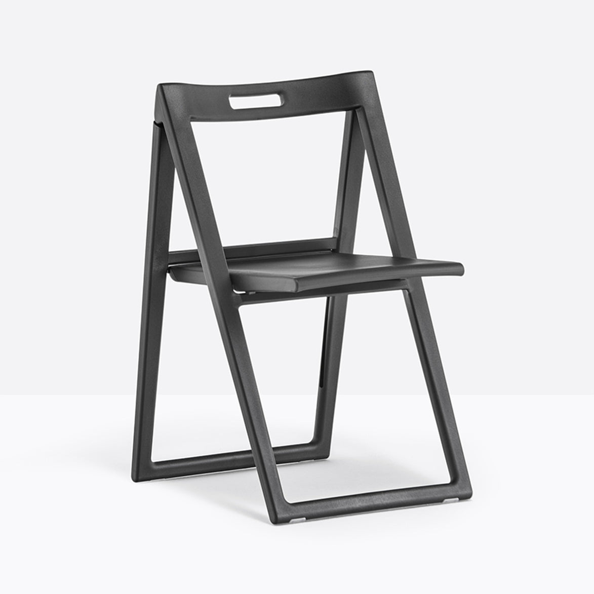 Chaise pliante Enjoy noire, vue de trois quarts