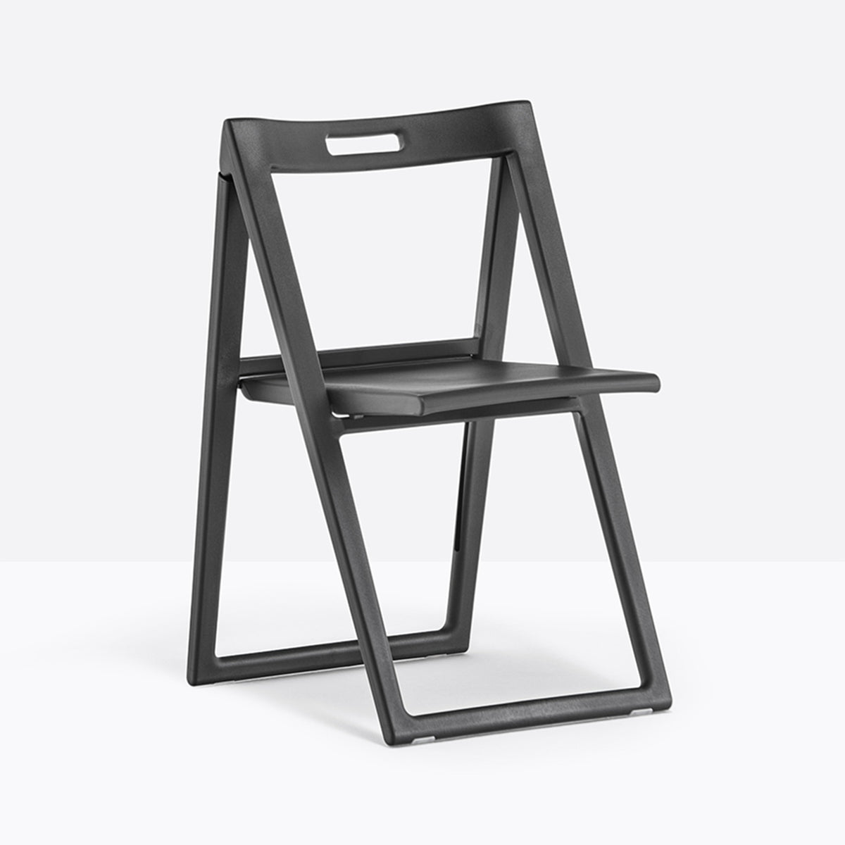 Chaise pliante Enjoy noire, vue de trois quarts