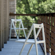 Chaise pliante Enjoy blanche en terrasse