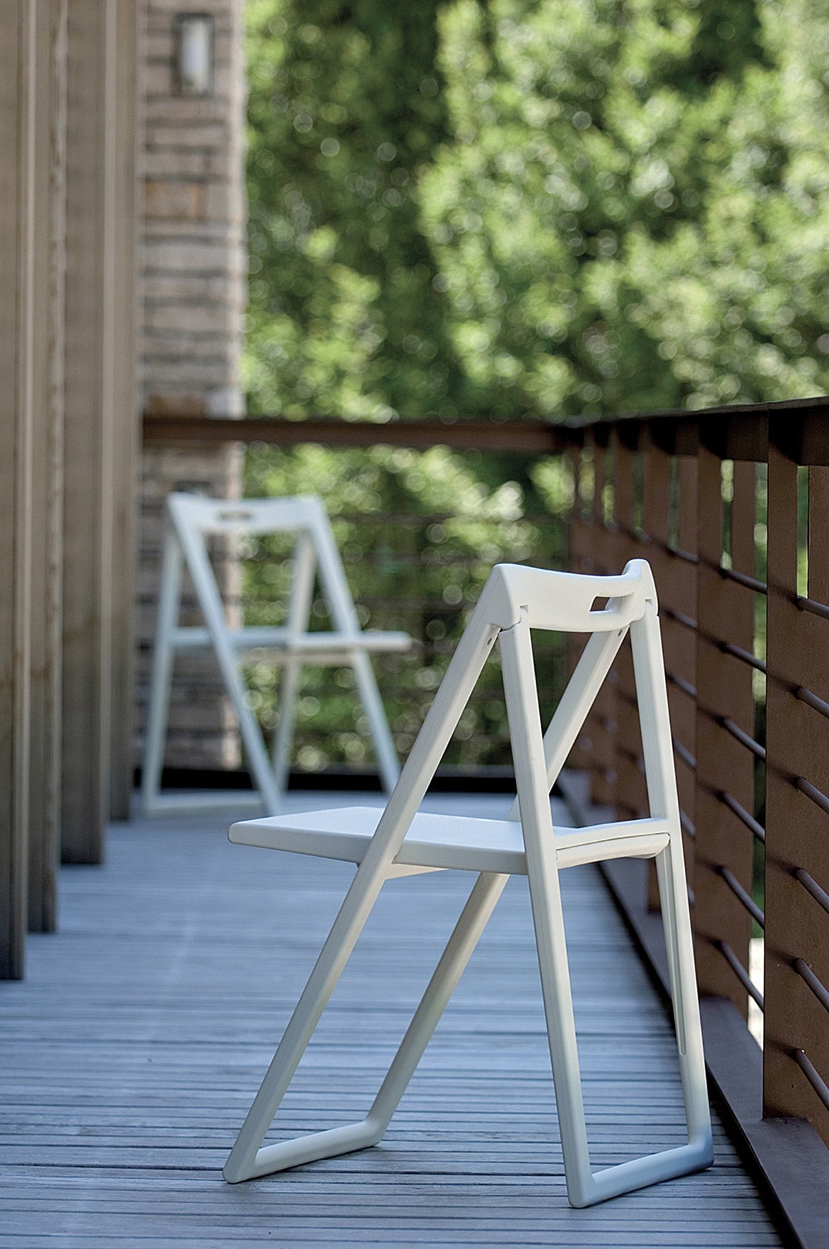 Chaise pliante Enjoy blanche en terrasse