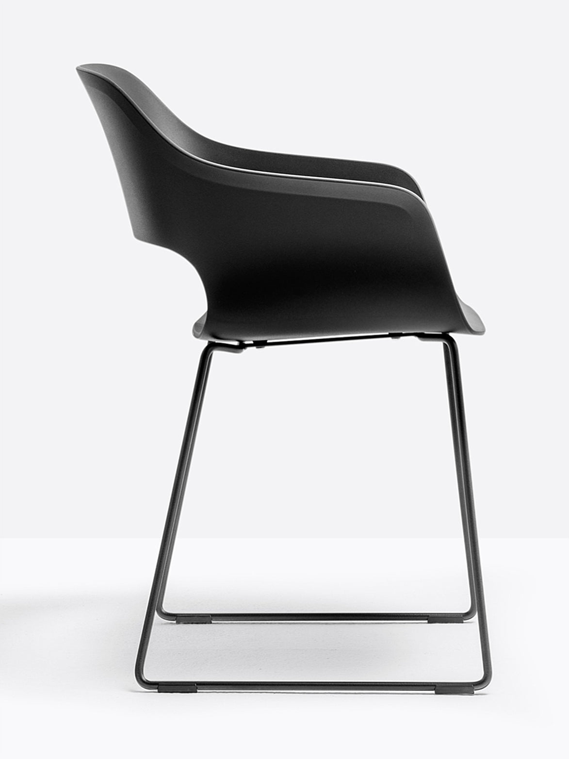 Fauteuil Babila luge noir vue de profil