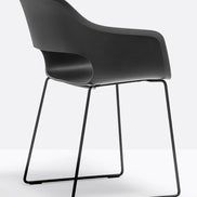 Fauteuil Babila luge noir vue de trois quarts