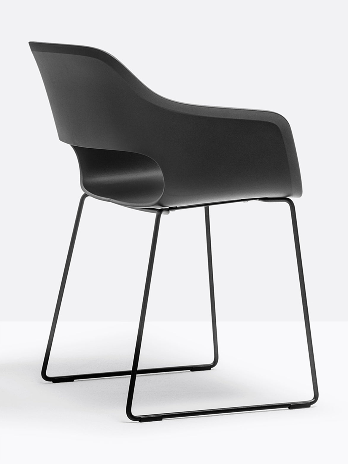 Fauteuil Babila luge noir vue de trois quarts