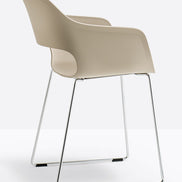 Fauteuil Babila luge sable et chrome vue de trois quarts
