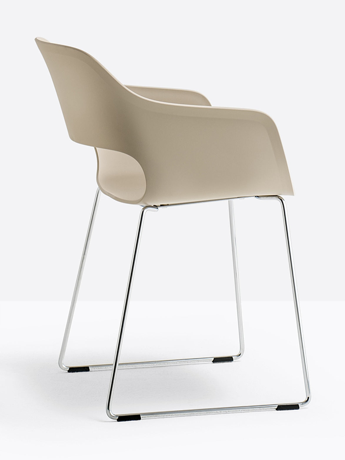 Fauteuil Babila luge sable et chrome vue de trois quarts