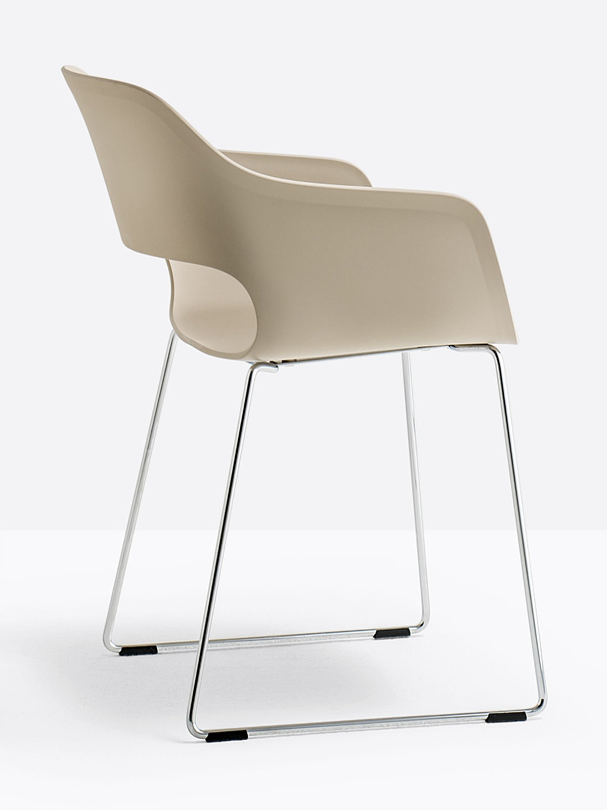 Fauteuil Babila luge sable et chrome vue de trois quarts