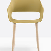 Fauteuil Babila pieds bois 2755 Pedrali, coque jaune moutarde, pieds frêne naturel
