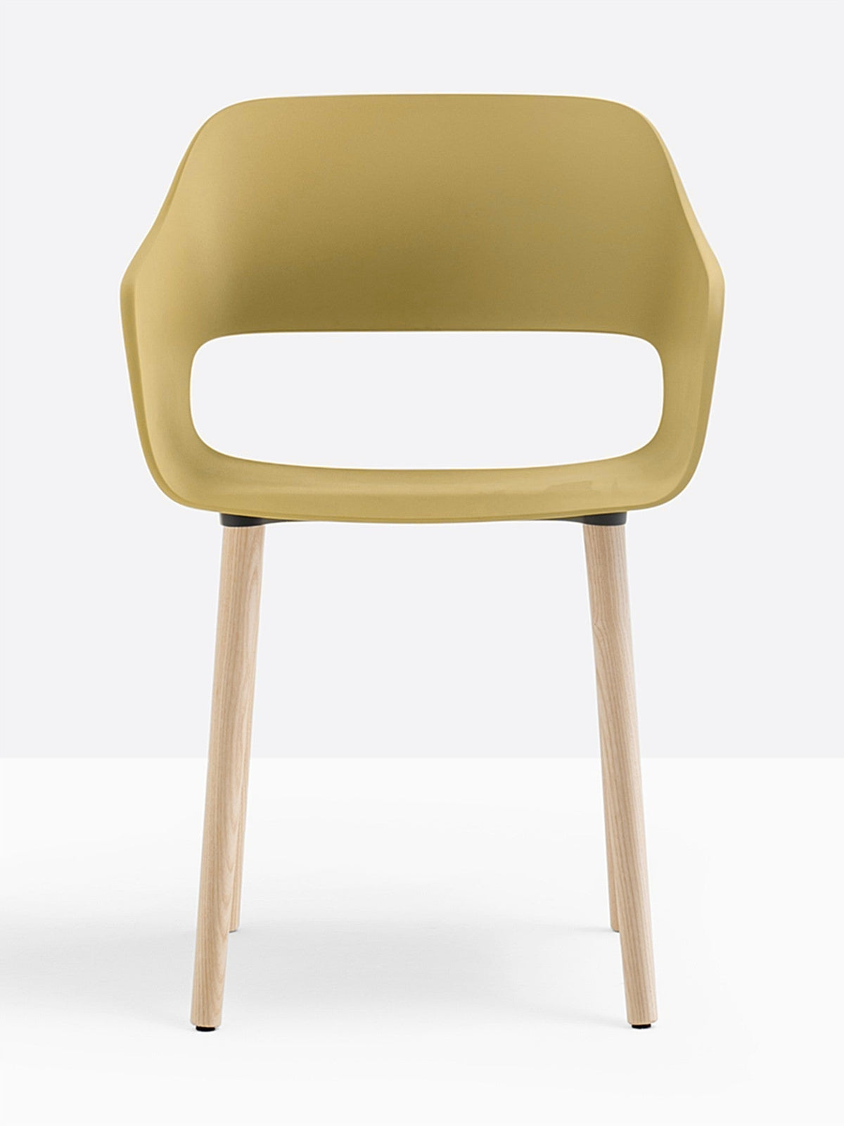 Fauteuil Babila pieds bois 2755 Pedrali, coque jaune moutarde, pieds frêne naturel