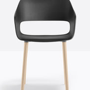 Fauteuil Babila pieds bois 2755 Pedrali, coque noir, pieds frêne naturel