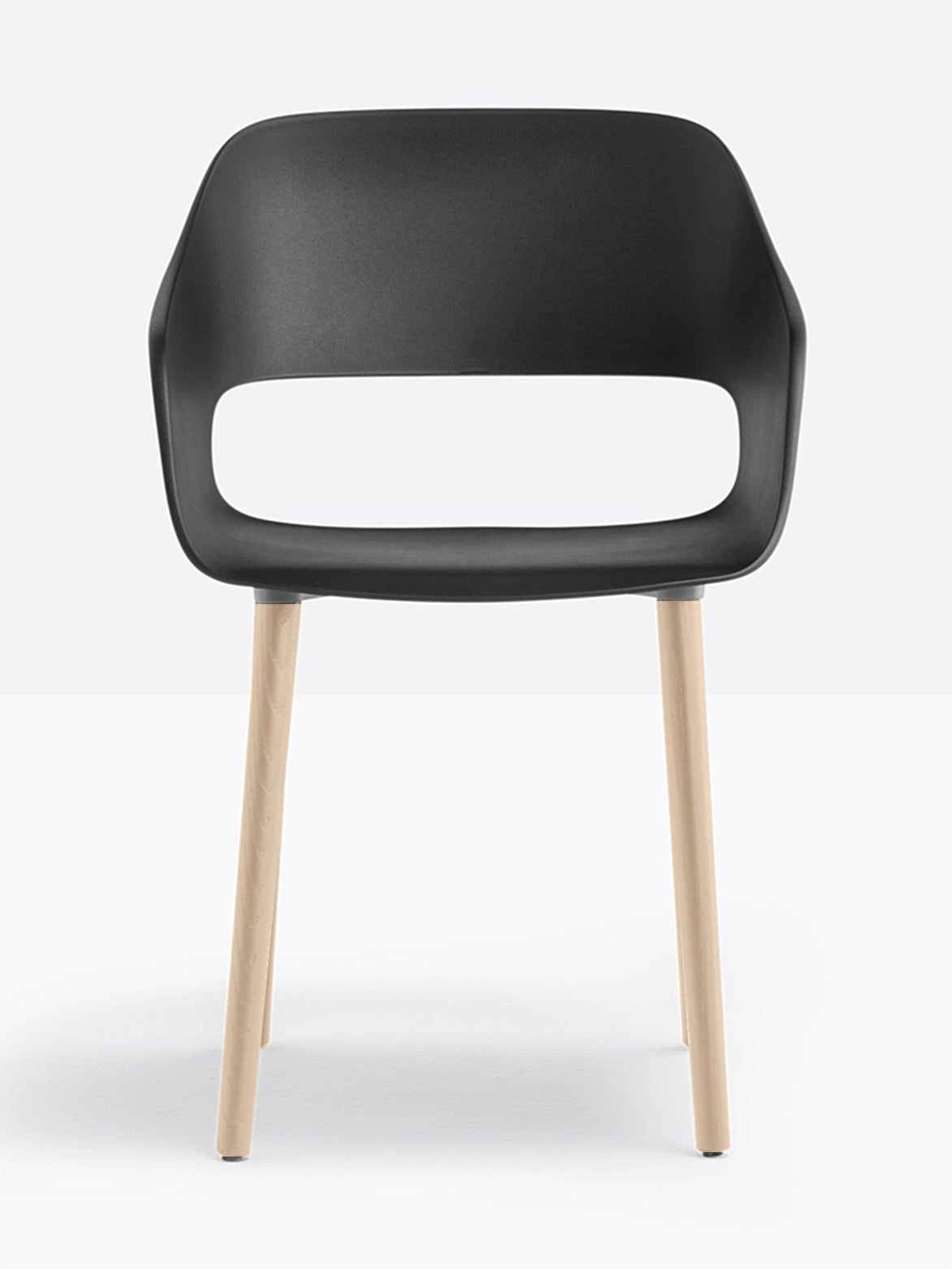 Fauteuil Babila pieds bois 2755 Pedrali, coque noir, pieds frêne naturel