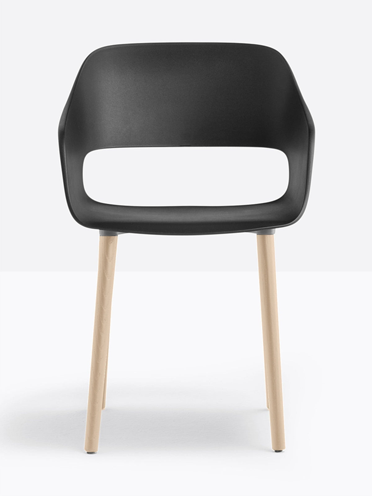 Fauteuil Babila pieds bois 2755 Pedrali, coque noir, pieds frêne naturel