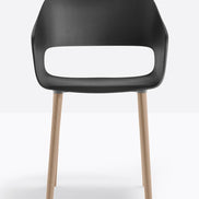 Fauteuil Babila pieds bois 2755 Pedrali, coque noir, pieds noyer