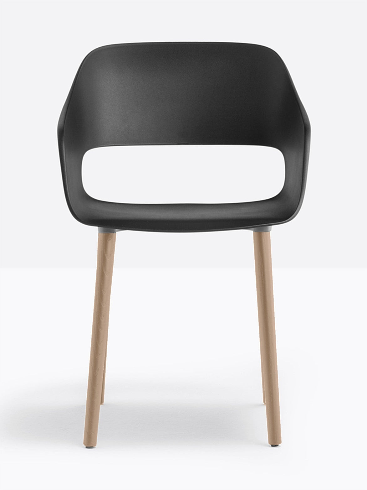 Fauteuil Babila pieds bois 2755 Pedrali, coque noir, pieds noyer