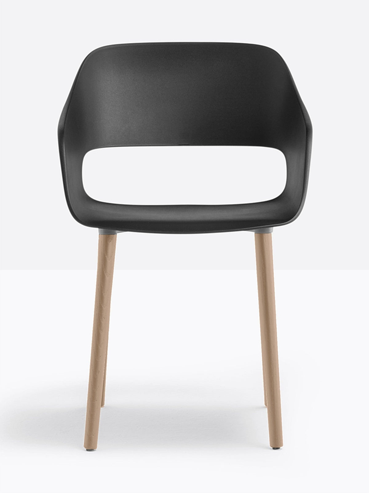 Fauteuil Babila pieds bois 2755 Pedrali, coque noir, pieds noyer
