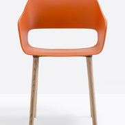 Fauteuil Babila pieds bois 2755 Pedrali, coque orange, pieds noyer