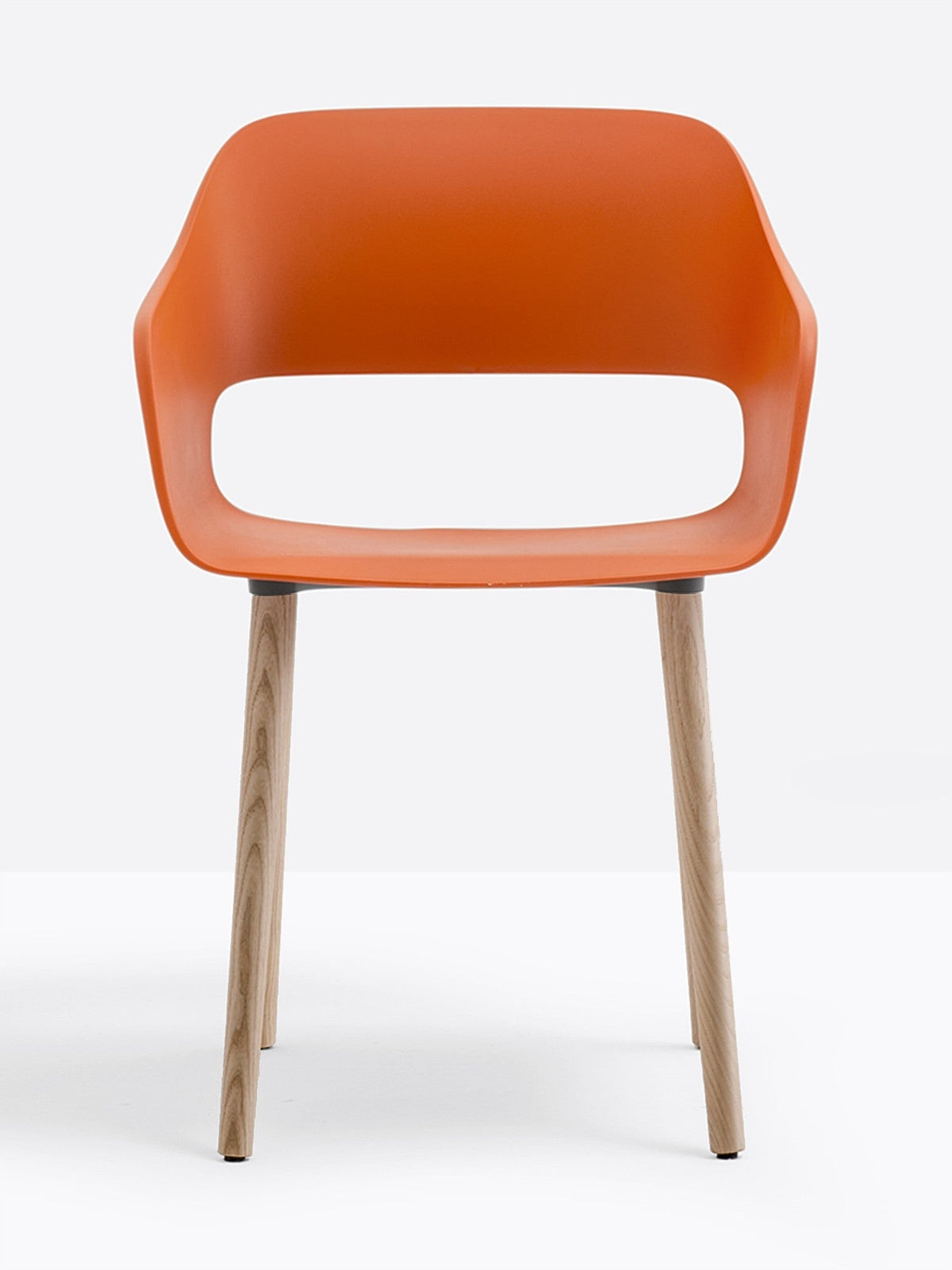 Fauteuil Babila pieds bois 2755 Pedrali, coque orange, pieds noyer
