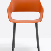 Fauteuil Babila pieds bois 2755 Pedrali, coque orange, pieds noirs