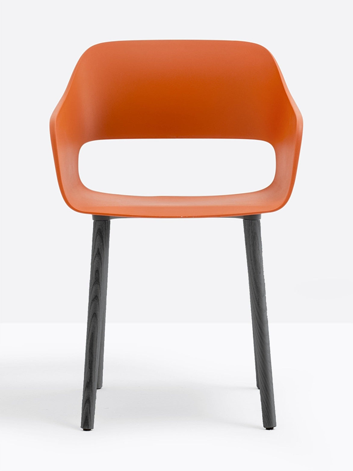 Fauteuil Babila pieds bois 2755 Pedrali, coque orange, pieds noirs