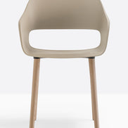 Fauteuil Babila pieds bois 2755 Pedrali, coque sable, pieds noyer