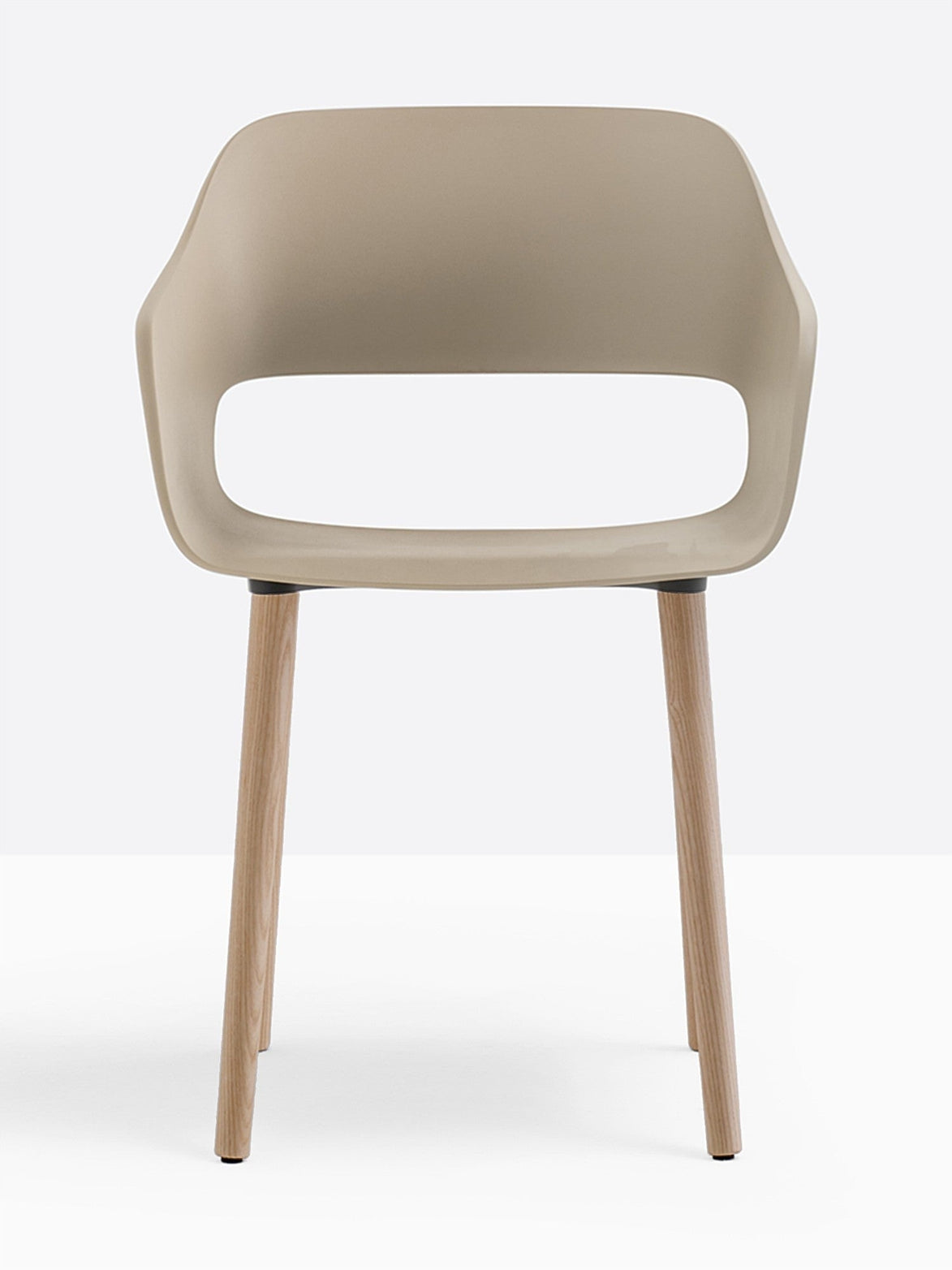 Fauteuil Babila pieds bois 2755 Pedrali, coque sable, pieds noyer
