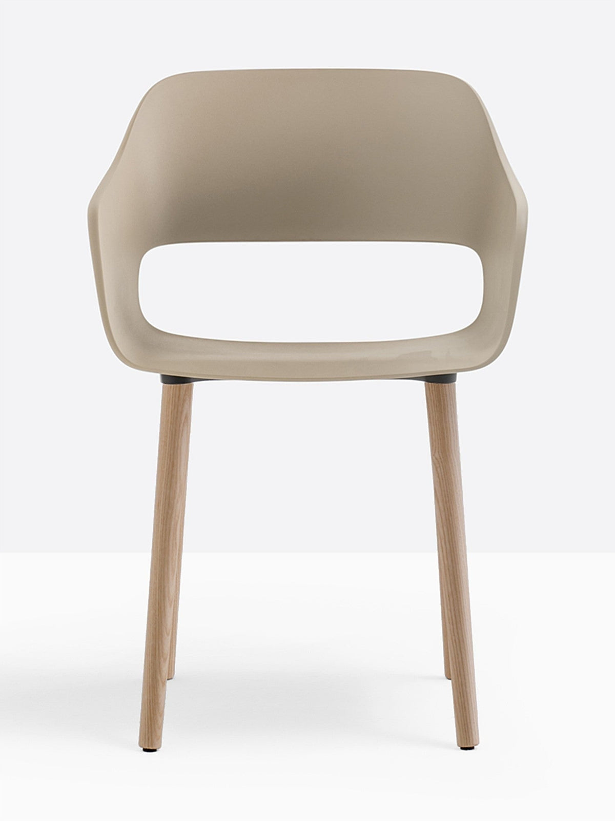 Fauteuil Babila pieds bois 2755 Pedrali, coque sable, pieds noyer