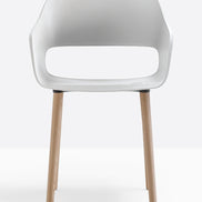 Fauteuil Babila pieds bois 2755 Pedrali, coque blanc, pieds noyer