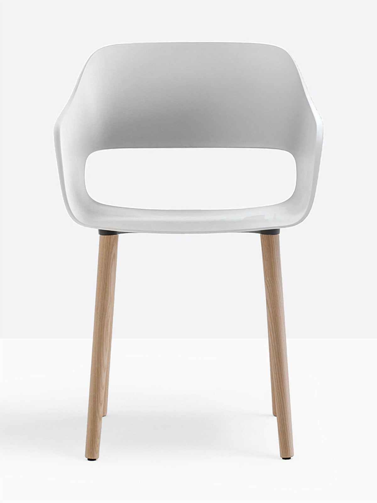 Fauteuil Babila pieds bois 2755 Pedrali, coque blanc, pieds noyer
