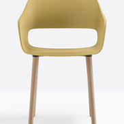 Fauteuil Babila pieds bois 2755 Pedrali, coque jaune moutarde, pieds noyer