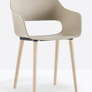 Fauteuil Babila sable vue de trois quarts
