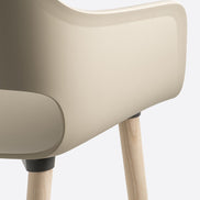 Détail de la coque et du pied en frêne du fauteuil Babila