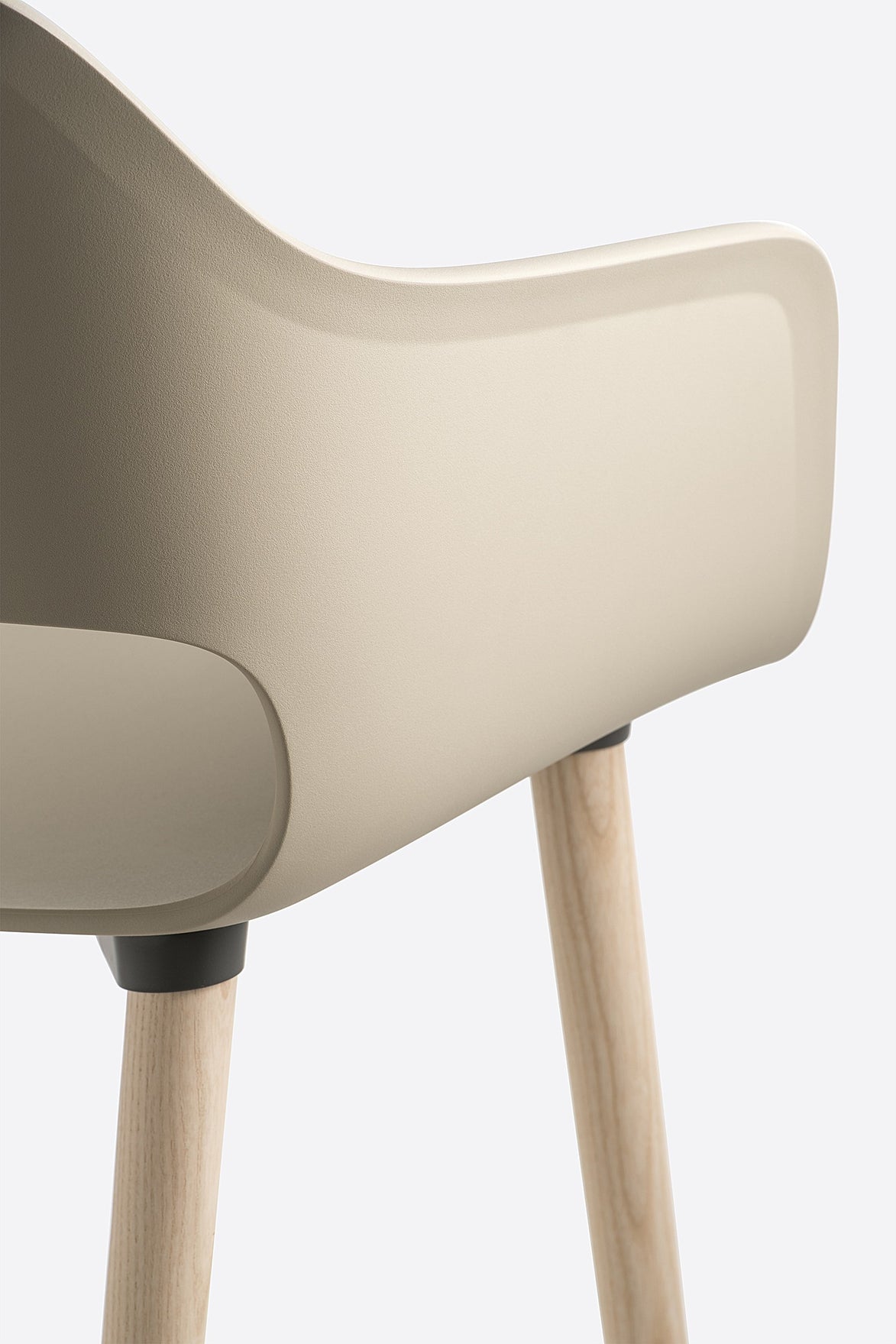 Détail de la coque et du pied en frêne du fauteuil Babila