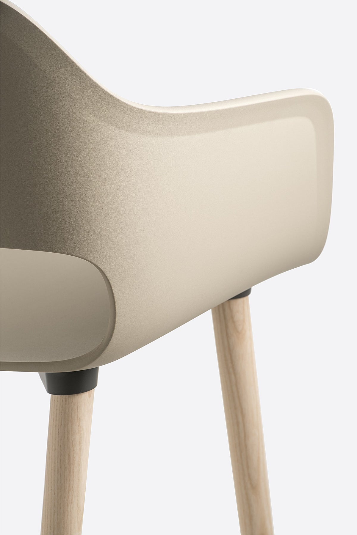 Détail de la coque et du pied en frêne du fauteuil Babila