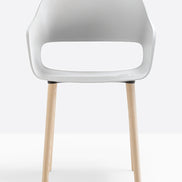 Fauteuil Babila pieds bois 2755 Pedrali, coque blanc, pieds frêne naturel