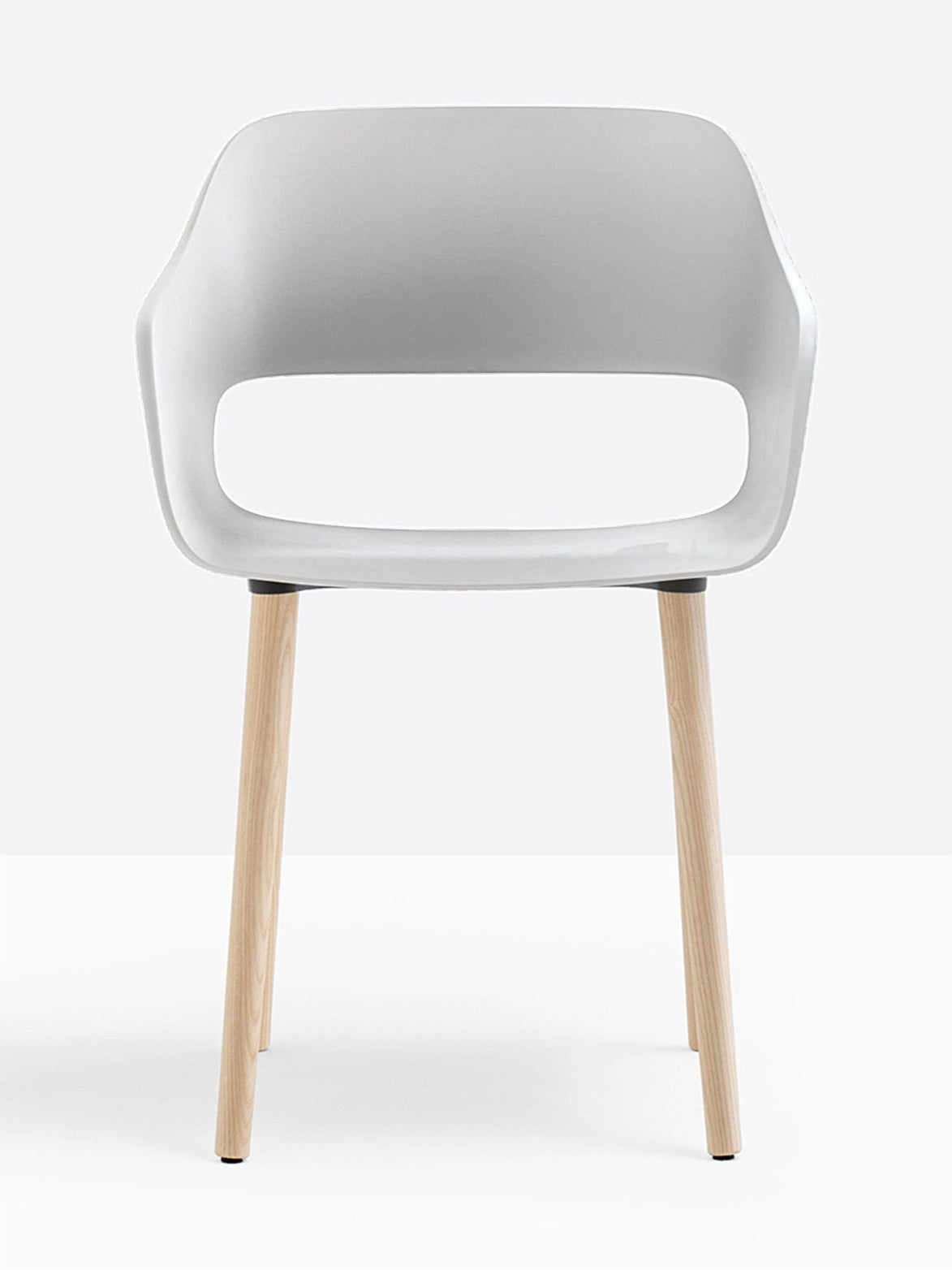 Fauteuil Babila pieds bois 2755 Pedrali, coque blanc, pieds frêne naturel